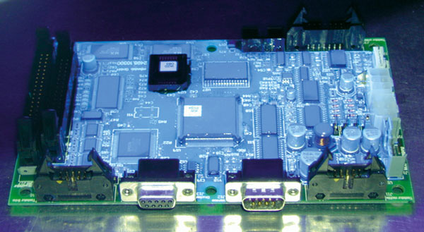 Beschichtetes Elektronik-Bauteil unter UV-Licht
